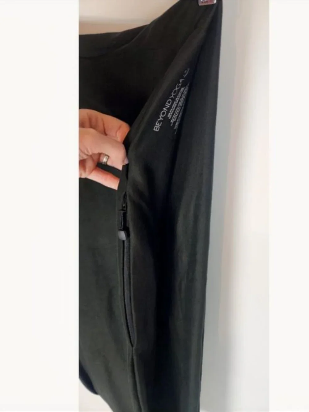 Beyond Yoga Pocket Infinity‎ Scarf Black Hidden Zipper Wrap